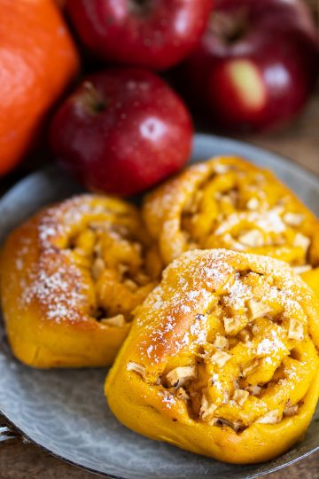 Kürbis-Apfel-Zimt-Schnecken mit Äpfeln und Tee