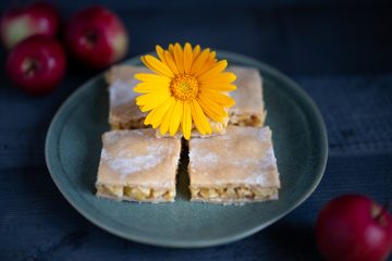 glutenfreier Apfelkuchen mit Blume