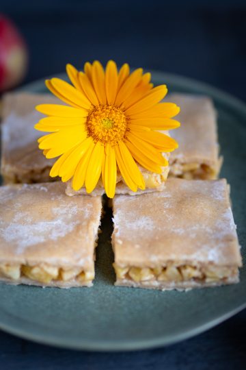 glutenfreier Apfelkuchen mit Blume