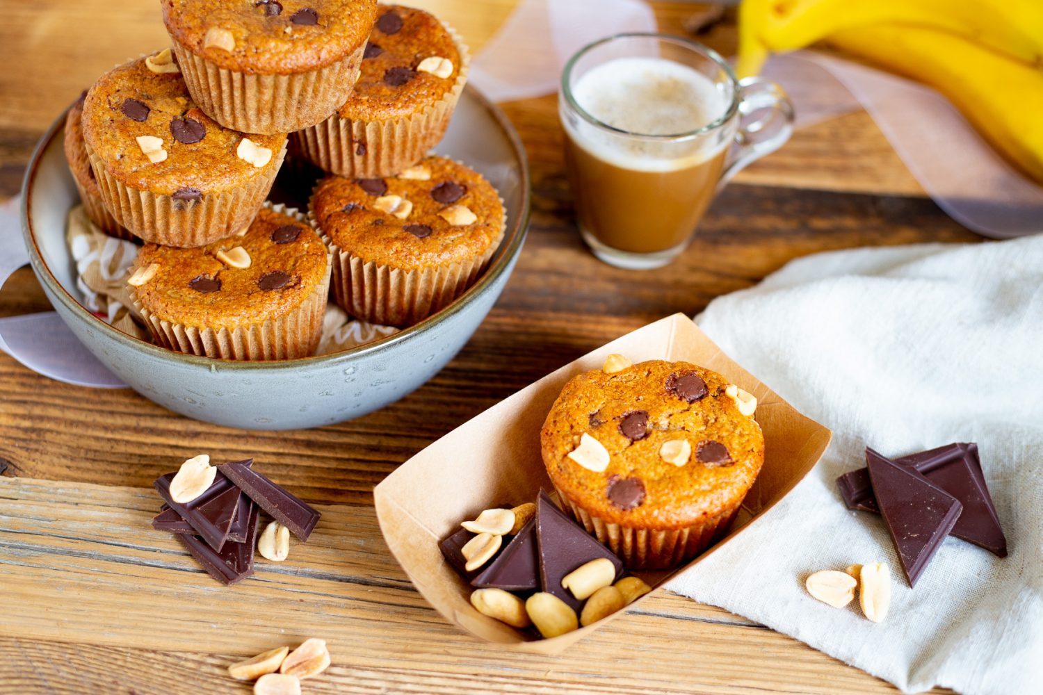 Bananen-Erdnuss-Muffins mit Schokolade (vegan &amp; glutenfrei) – Christine ...